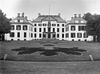 Zicht op gepleisterde voorgevel vÃ³Ã³r de restauratie van rijksbouwmeester C.H. Peters - Apeldoorn - 20023292 - RCE -  Paleis 