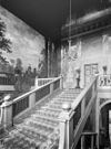 Interieur, de hoofdtrap in het trappenhuis met wandschilderingen - Apeldoorn - 20023297 - RCE -  Paleis 