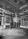Interieur, zaal Willem I of AudiÃ«ntiezaal met geschilderde behangsels en kroonluchter - Apeldoorn - 20023324 - RCE -  Paleis 