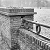Exterieur detail brug met metselwerk en smeedijzer (verval) - 20000350 - RCE -  Exterieur detail brug met metselwerk en smeedijzer (verval) 