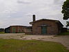 Radio Kootwijk E -  Radio Kootwijk, gebouw E. Links: dieselloods