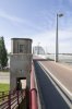 Brugwachtershuis van de John Frostbrug, links