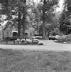 Overzicht, parkeerplaats bij koetshuis - Arnhem - 20025131 - RCE -  Huis Zijpendaal / Zypendaal: overzicht, parkeerplaats bij koetshuis 