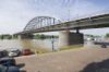 Overzicht van de John Frostbrug over de Nederrijn