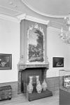 Interieur, linker voorkamer, schouwpartij - Arnhem - 20338844 - RCE -  VOORMALIG BURGERWEESHUIS: Interieur, linker voorkamer, schouwpartij (opmerking: Gefotografeerd voor Huizen in Nederland, Hendrick de Keyser) 