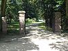 Toegangshek op Sonsbeek -  Toegangshek, 19de-eeuwse toegangspartij met bakstenen hekposten en smeedijzeren hekwerken, toegang gevend tot het park. De entreepartij met toegangspoort werd waarschijnlijk in de tweede helft van de 19de eeuw gerealiseerd, even ten noorden van De Teerplaats. 