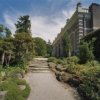 Tuin bij oranjerie met trap