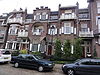 Rijtje van drie aaneengebouwde herenhuizen met hekken, thans met etage- en/of kamerverhuur