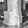 INTERIEUR, MIDDENSCHIP, ZUIDZIJDE, PIJLER - Arnhem - 20289718 - RCE -  Eusebius- of Grote Kerk (Nederlands Hervormd): INTERIEUR, MIDDENSCHIP, ZUIDZIJDE, PIJLER 
