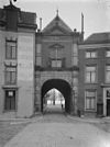 Zicht op de poort met aangrenzende woningen - Arnhem - 20024398 - RCE -  Sabelspoort: Zicht op de poort met aangrenzende woningen (opmerking: In: Buiten ; 16(1922), nr. 28, p. 334) 
