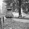 Siervazen aan weerszijden van toegang - Arnhem - 20025095 - RCE -  Lichtenbeek: Siervazen aan weerszijden van toegang 