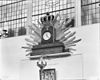 Klok, aan de westkant van de synagoge te Arnhem, met Hebreeuwse tekst ter herinnering aan de kroning van koningin Wilhelmina - Arnhem - 20024967 - RCE -  Synagoge: Klok, aan de westkant van de synagoge te Arnhem, met Hebreeuwse tekst ter herinnering aan de kroning van koningin Wilhelmina 