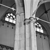 INTERIEUR, MIDDENSCHIP, ZUIDZIJDE, PIJLER MET KAPITEEL SCULPTUUR - Arnhem - 20289719 - RCE -  Eusebius- of Grote Kerk (Nederlands Hervormd): INTERIEUR, MIDDENSCHIP, ZUIDZIJDE, PIJLER MET KAPITEEL SCULPTUUR 