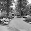 Overzicht, parkeerplaats bij koetshuis - Arnhem - 20025133 - RCE -  Huis Zijpendaal / Zypendaal: overzicht, parkeerplaats bij koetshuis 