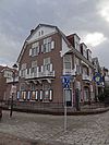 Herenhuis met hekwerk de Phoenix -  Herenhuis met hekwerk, De Phoenix genaamd, halfvrijstaand hoekpand, dat thans als kantoor in gebruik is. Het huis is gebouwd ca. 1910-1915 in een sobere stijl die invloeden vertoont van geometrische Art Nouveau, Chaletstijl en Um 1800-stijl. 
