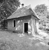Exterieur overzicht voorgevel en rechter zijgevel van de dorpsschool te Lhee, gebouwd in 1750 - Arnhem - 20321700 - RCE -  Openluchtmuseum: Exterieur overzicht voorgevel en rechter zijgevel van de dorpsschool te Lhee, gebouwd in 1750