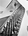 Interieur. Gebeeldhouwde trapleuning - Arnhem - 20025232 - RCE -  Interieur. Gebeeldhouwde trapleuning 