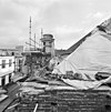 Bovenste gedeelte van de voorgevel en hoek van de rechter zijgevel van de synagoge te Arnhem, in de steigers, tijdens restauratie - Arnhem - 20350266 - RCE -  Synagoge: Bovenste gedeelte van de voorgevel en hoek van de rechter zijgevel van de synagoge te Arnhem, in de steigers, tijdens restauratie (opmerking: Kanjerproject) 