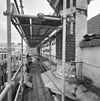 Bovenste gedeelte van de voorgevel van de synagoge te Arnhem in de steigers, tijdens restauratie - Arnhem - 20350265 - RCE -  Synagoge: Bovenste gedeelte van de voorgevel van de synagoge te Arnhem in de steigers, tijdens restauratie (opmerking: Kanjerproject) 