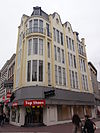 Voormalige winkel met magazijn, nu winkel met bovenwoning