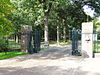 Toegangshek Hoge Veluwe - WLM 2011 - wardvanwanrooij - TOEGANGSHEK naar het landgoed De Hoge Veluwe, in 1920 ontworpen door A.J. Kropholler. Het hek leidt naar de Kemperbergeerweg en is gelegen in de zuidoostelijke afrastering van het landgoed ter hoogte van Schaarsbergen. (monument 523567) 