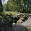 Waterval in park met rotspartijen