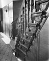 Interieur. Gebeeldhouwde trapleuning - Arnhem - 20025233 - RCE -  Interieur. Gebeeldhouwde trapleuning 