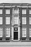 Voorgevel,middenpartij - Arnhem - 20338837 - RCE -  VOORMALIG BURGERWEESHUIS: Voorgevel,middenpartij (opmerking: Gefotografeerd voor Huizen in Nederland, Hendrick de Keyser) 