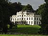 Huis Sonsbeek te Arnhem -  Het in oorsprong midden 18de-eeuwse Huis Sonsbeek dat in 1821 gewijzigd en verhoogd is in neoclassicistische stijl (neo-Grec), bestaat uit een fors, bijna vierkant middenblok van drie bouwlagen en een schilddak; aan weerszijden hiervan vleugels van twee bouwlagen op eveneens een nagenoeg vierkante plattegrond onder omlopende afgeplatte schilddaken. 