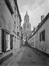 Zicht op de toren vanuit nabijgelegen straat - Arnhem - 20024813 - RCE -  Eusebius- of Grote Kerk (Nederlands Hervormd): Zicht op de toren vanuit nabijgelegen straat 
