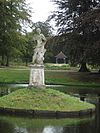 RM513555 De Schaffelaar, beeld 2.JPG -  Beeld op een eiland in de gracht om de Koewei bij De Schaffelaar, Barneveld 