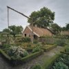 Overzicht tuin met bakhuis