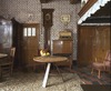 Interieur, overzicht van een gedeelte van de pronkkeuken met keitjesvloer en ingebouwde klok