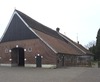 Overzicht van de achterzijde van de hoeve, het schuurgedeelte met baander