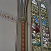 Interieur koor, noordwand, detail glas in loodraam en muurschildering, na restauratie - Vierakker - 20346258 - RCE -  Rooms-katholieke Sint Willibrorduskerk: Interieur koor, noordwand, detail glas in loodraam en muurschildering, na restauratie 