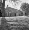 Exterieur BIJGEBOUW (KOETSHUIS), overzicht voorgevel