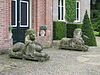 Kasteel De Wildenborch sculpturen -  2 sculpturen bij ingang 