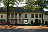 Beusichem - Markt 13 Woonhuis.JPG -  Dwarshuis van parterre en verdieping onder zadeldak. Lijstgevel (Begin 19e eeuw). 