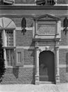 Ingang met tekstplaat - Buren - 20045580 - RCE -  Weeshuis: Ingang met tekstplaat (opmerking: In: Buiten ; 12(1918), nr. 23, p. 273) 