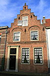 Pand met verdieping en zadeldak tussen topgevels