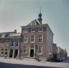 Links naast het stadhuis een pand