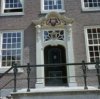 Voorgevel, ingangspartij in LodewijkXIV stijl met het gekroonde wapen van Buren, bovenlicht met lantaarn