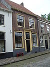 Pand met verdieping en zadeldak tussen puntgevels, evenwijdig aan de straat
