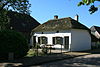 Erichem - Erichemseweg 34 Boerderij.JPG -  Kleine, gepleisterde boerderij (18e eeuw) onder rieten schilddak. 