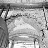 Scheuren in toren, onderste geleding in tufsteen binnen, bij ingang - Erichem - 20072079 - RCE -  Nederlands Hervormde Kerk: scheuren in toren, onderste geleding in tufsteen binnen, bij ingang 
