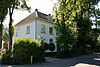 Kerk-Avezaath - Dorpsstraat 6 - Woonhuis.JPG -  Dorpsstraat 6 is een gepleisterd blokvormig pand uit circa 1860. 