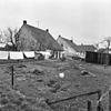 Gepleisterde dijkboerderij onder pannen zadeldak tussen puntgevels