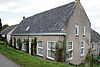 Rijswijk (Buren) - Rijnbanddijk 50 woonhuis (1).JPG -  Gepleisterde boerderij onder pannen zadeldak tussen puntgevels evenwijdig aan de dijk. 18e eeuw. Deur met omlijsting door pilasters en hoofdgestel, vensters met 20-ruitsschuiframen. 