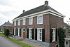 Rijswijk (Buren) - Rijnbanddijk 233.JPG -  Huis met verdieping en pannen schilddak. Gevels met houten kroonlijsten en in de parterre vensters met luiken en zesruitsschuiframen. In de verdieping vensters met vierruitsschuiframen. Deur met panelen en omlijsting door pilasters en hoofdgestel. Het huis is gedateerd 1853 of 1858. 