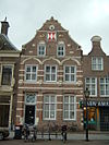 Pand met rijk behandelde renaissancegevel, gedateerd in cartouches in de top